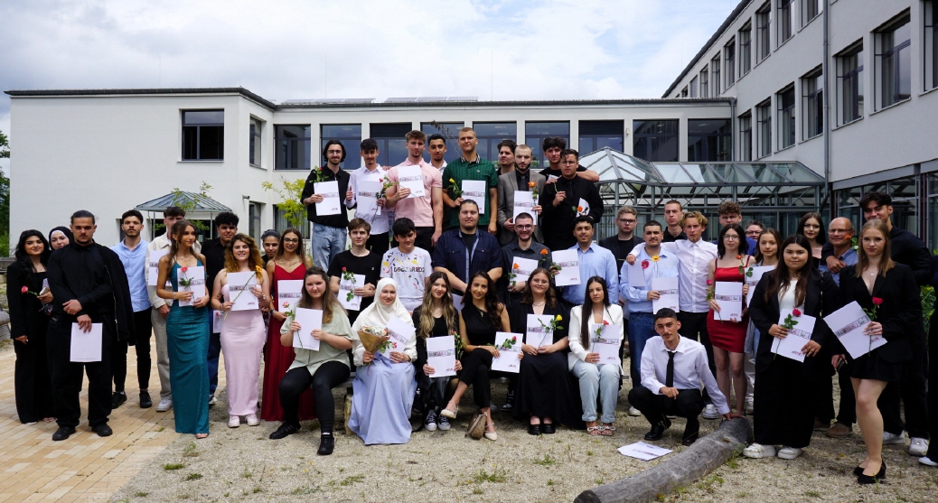 Absolventinnen und Absolventen der BFS